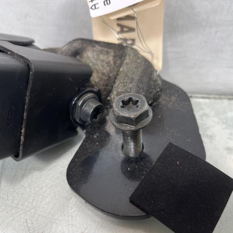 Attache ceinture arriere gauche RENAULT CLIO 2 Photo n°2