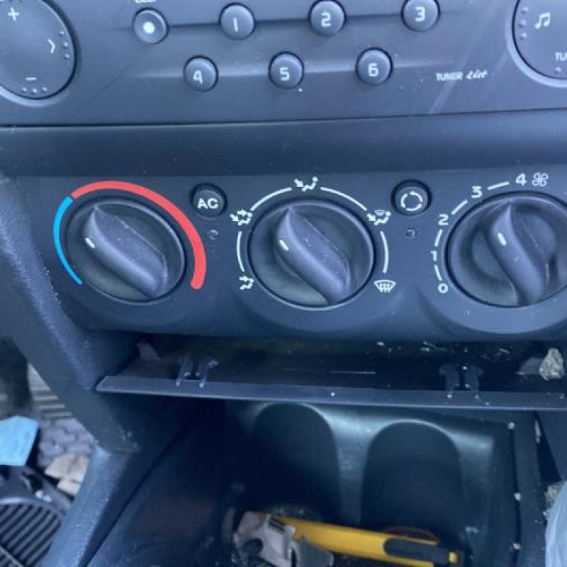 Attache ceinture arriere gauche RENAULT CLIO 2 Photo n°12