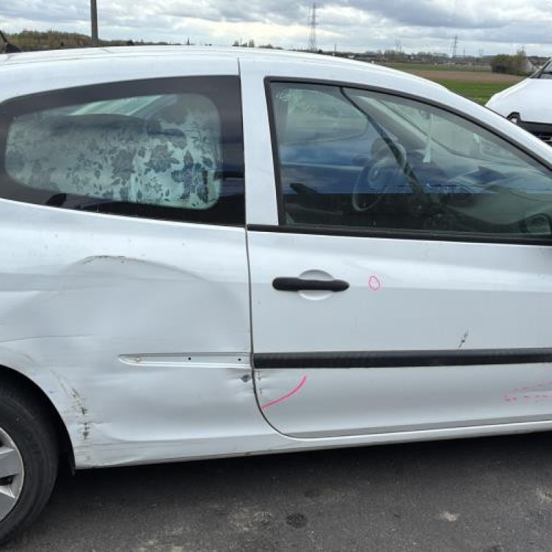 Attache ceinture avant droit RENAULT CLIO 3 Photo n°10