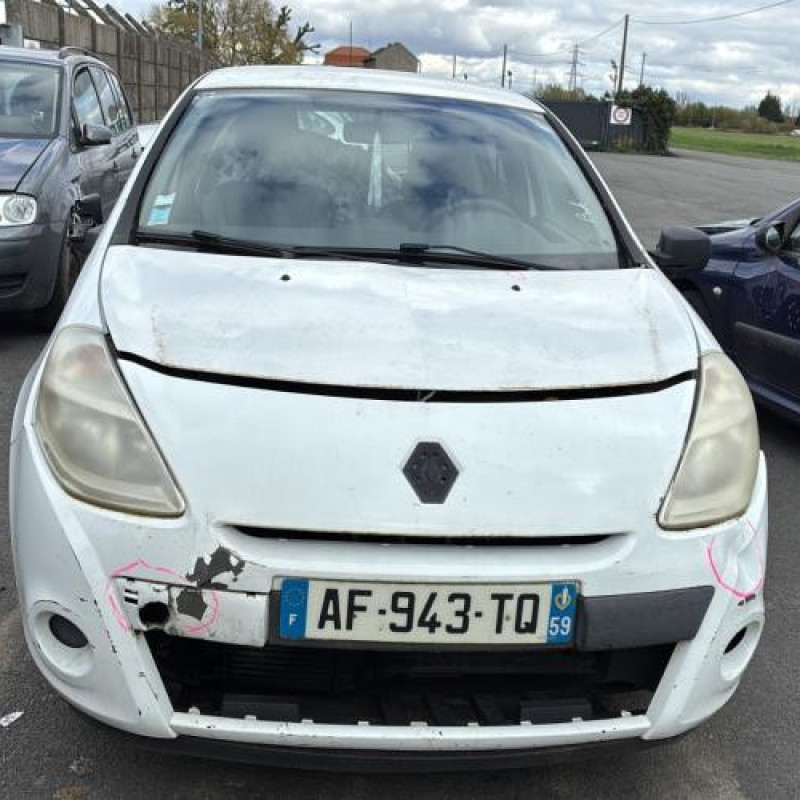 Attache ceinture avant droit RENAULT CLIO 3 Photo n°11