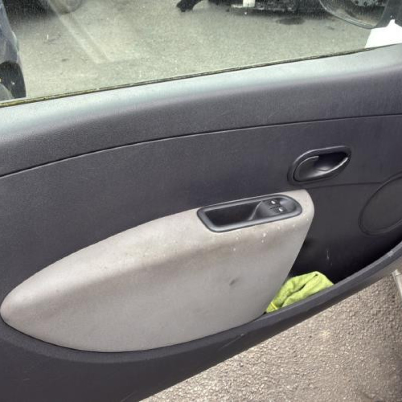 Attache ceinture avant droit RENAULT CLIO 3 Photo n°14