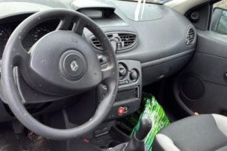 Attache ceinture avant droit RENAULT CLIO 3