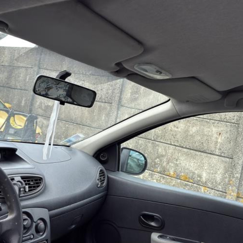 Attache ceinture avant droit RENAULT CLIO 3 Photo n°17