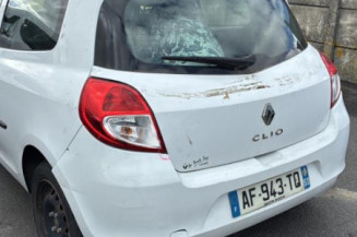 Attache ceinture avant gauche RENAULT CLIO 3