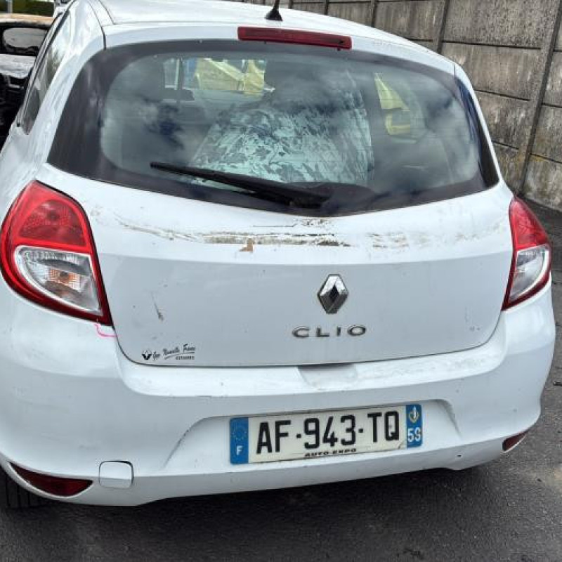 Attache ceinture avant gauche RENAULT CLIO 3 Photo n°9