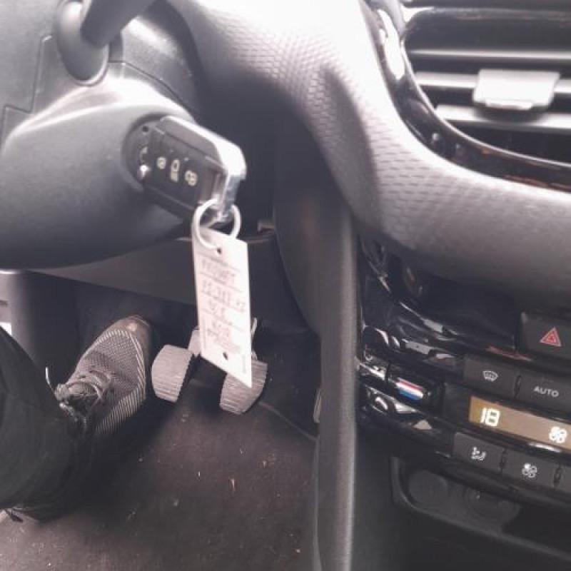 Interrupteur de leve vitre avant droit PEUGEOT 208 1 Photo n°14