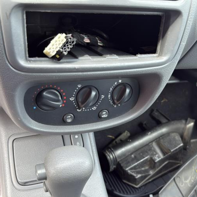 Leve vitre electrique avant gauche RENAULT CLIO 2 Photo n°18