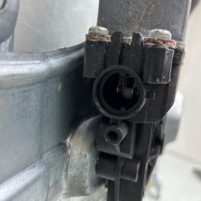 Leve vitre electrique avant gauche RENAULT CLIO 3 Photo n°8