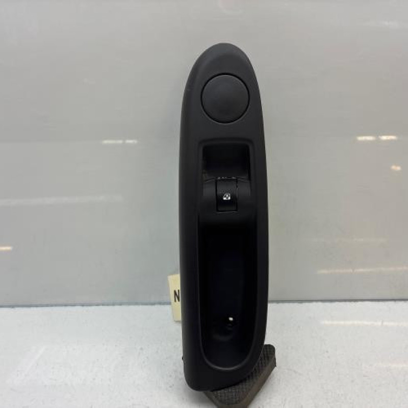 Interrupteur de leve vitre avant droit RENAULT CLIO 2 CAMPUS Photo n°1