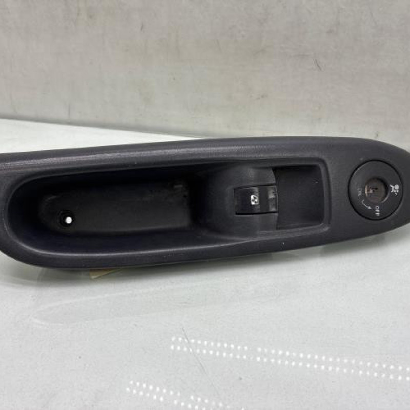 Interrupteur de leve vitre avant droit RENAULT CLIO 2 Photo n°1