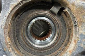 Pivot de moyeu avant gauche OPEL CORSA E