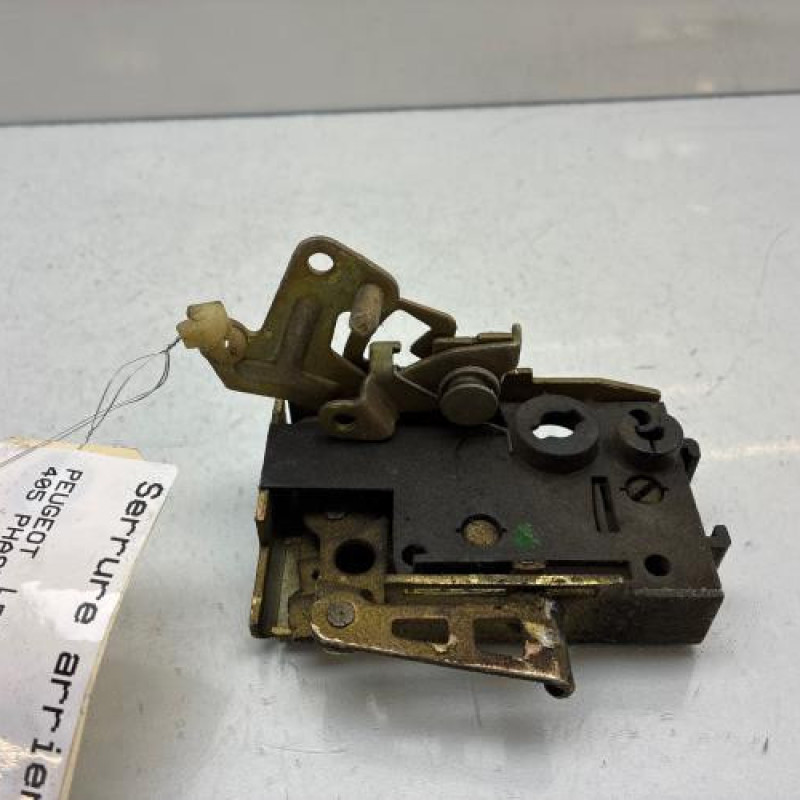 Serrure arriere droit PEUGEOT 405 Photo n°1