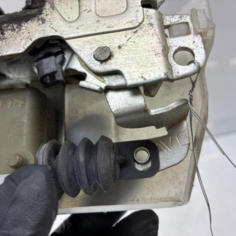 Serrure arriere gauche RENAULT CLIO 2 CAMPUS Photo n°4