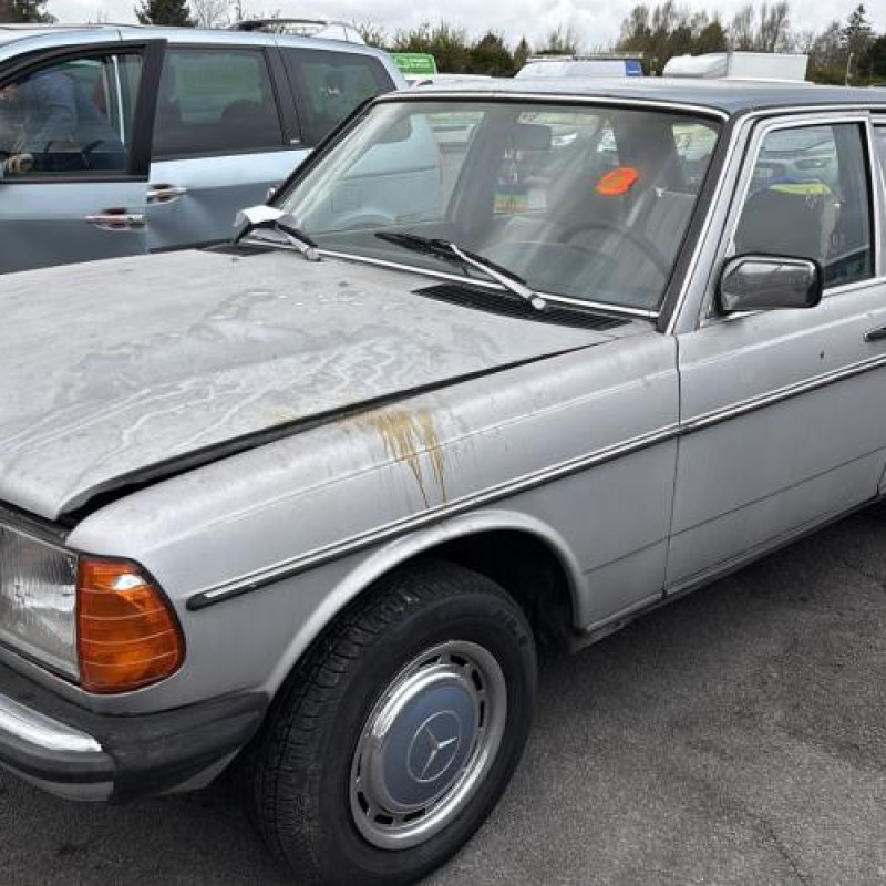 Attache ceinture arriere droit MERCEDES 200 W123 Photo n°4