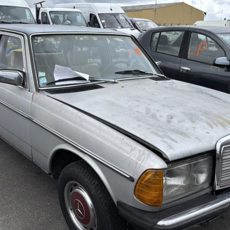 Attache ceinture arriere droit MERCEDES 200 W123 Photo n°5