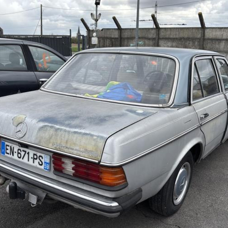 Attache ceinture arriere droit MERCEDES 200 W123 Photo n°6