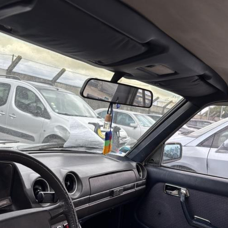 Attache ceinture arriere droit MERCEDES 200 W123 Photo n°16