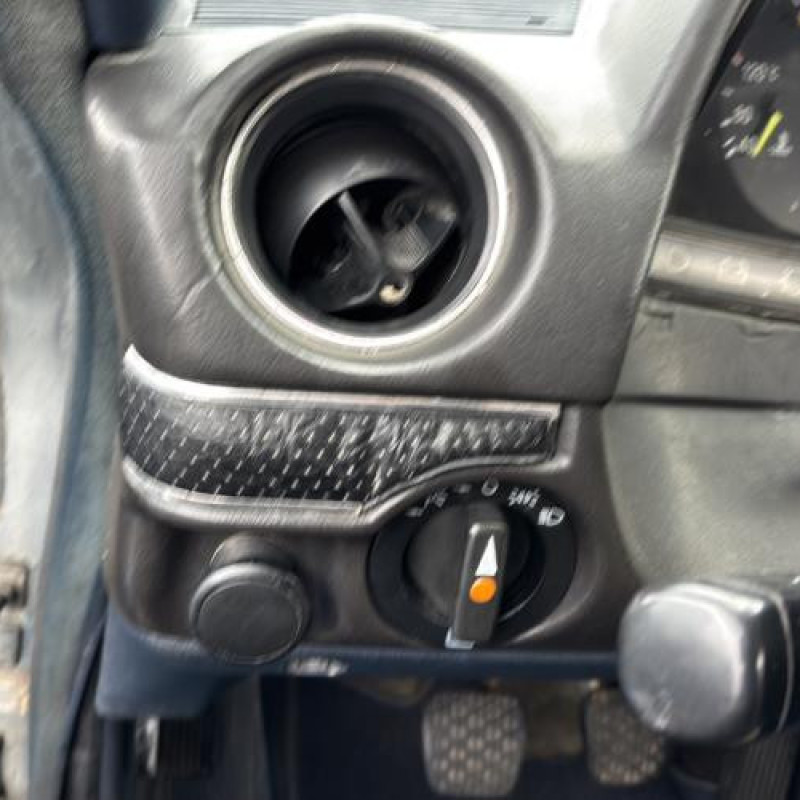 Attache ceinture arriere droit MERCEDES 200 W123 Photo n°18