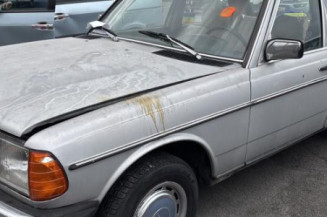 Attache ceinture arriere gauche MERCEDES 200 W123