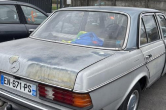 Attache ceinture arriere gauche MERCEDES 200 W123