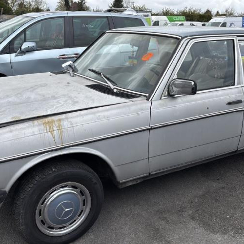 Attache ceinture arriere gauche MERCEDES 200 W123 Photo n°11