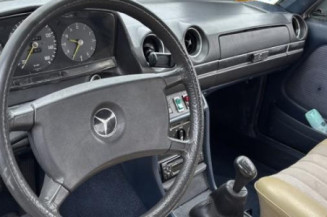 Attache ceinture arriere gauche MERCEDES 200 W123