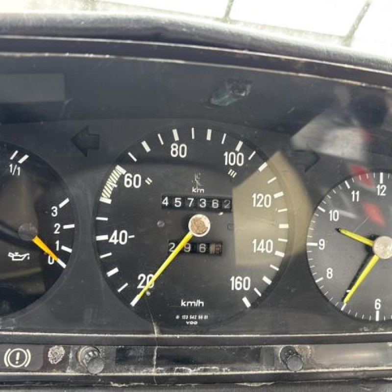 Attache ceinture arriere gauche MERCEDES 200 W123 Photo n°19