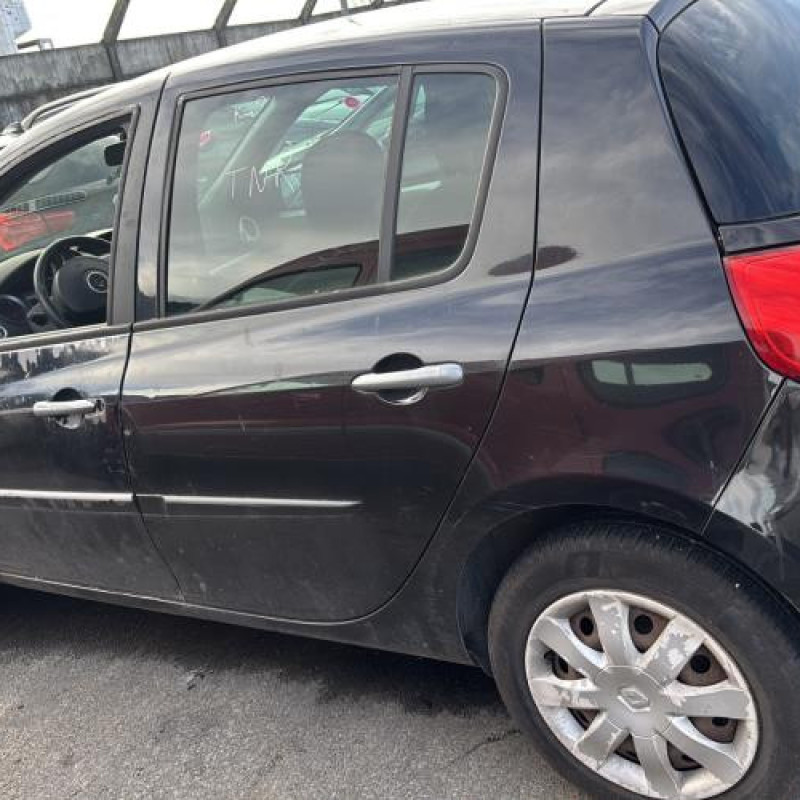 Feu arriere stop central RENAULT CLIO 3 Photo n°11