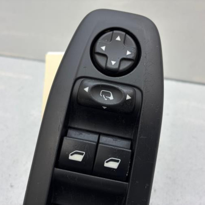 Interrupteur de leve vitre avant gauche PEUGEOT 208 1 Photo n°2