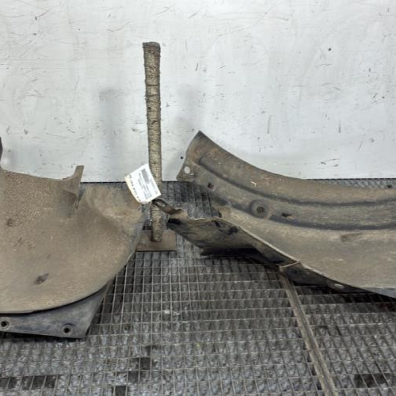 Pare boue avant gauche RENAULT CLIO 3 Photo n°1