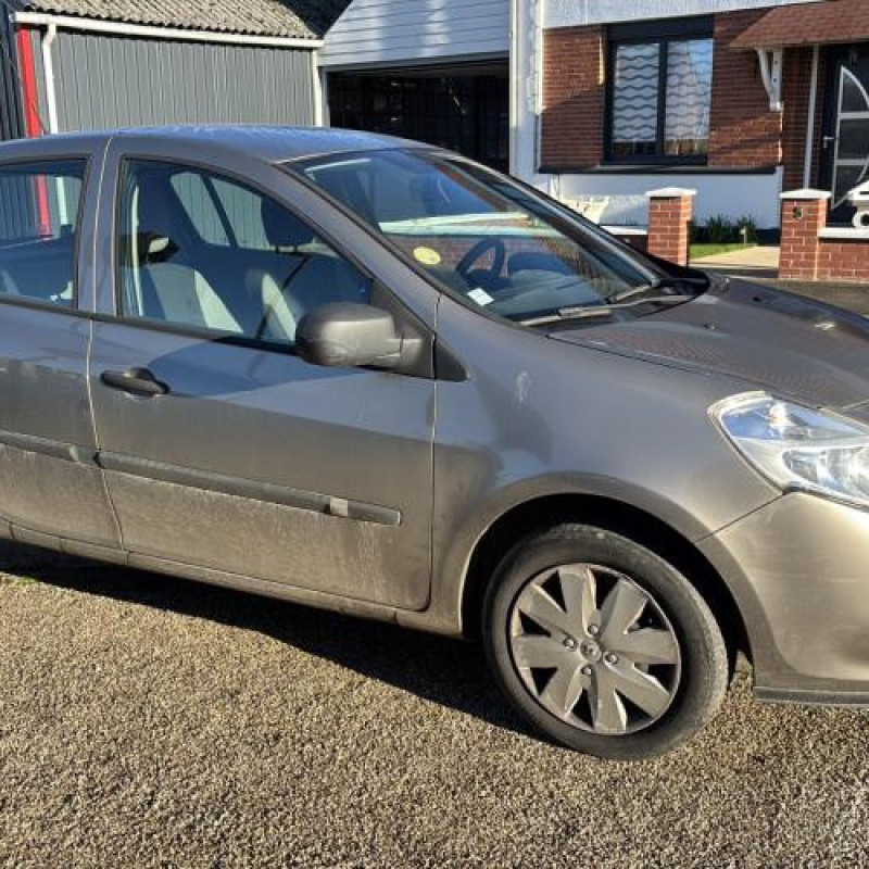 Pare boue avant gauche RENAULT CLIO 3 Photo n°7