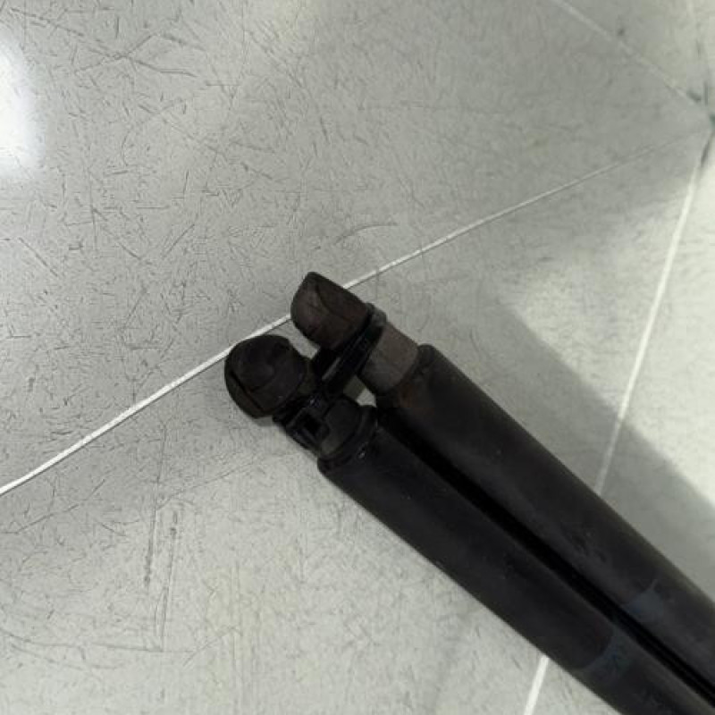 Verin de coffre MERCEDES CLASSE C 204 Photo n°3