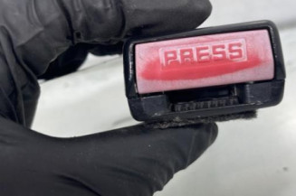 Attache ceinture avant gauche DACIA SANDERO 1