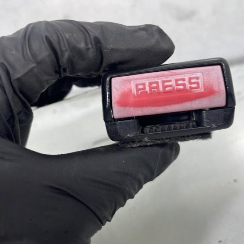 Attache ceinture avant gauche DACIA SANDERO 1 Photo n°3