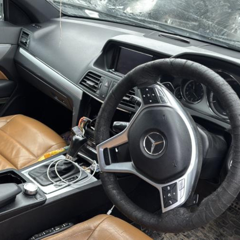 Attache ceinture avant gauche MERCEDES CLASSE E 207 Photo n°16