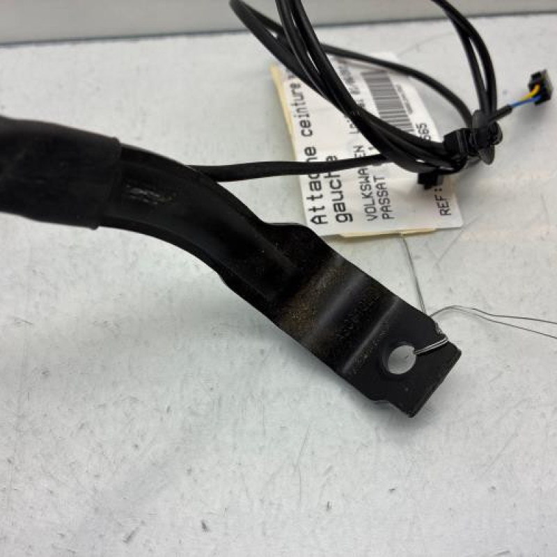 Attache ceinture avant gauche VOLKSWAGEN PASSAT 6 Photo n°2