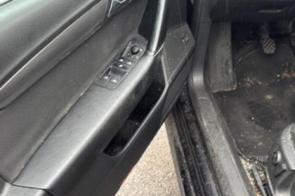 Attache ceinture avant gauche VOLKSWAGEN PASSAT 6