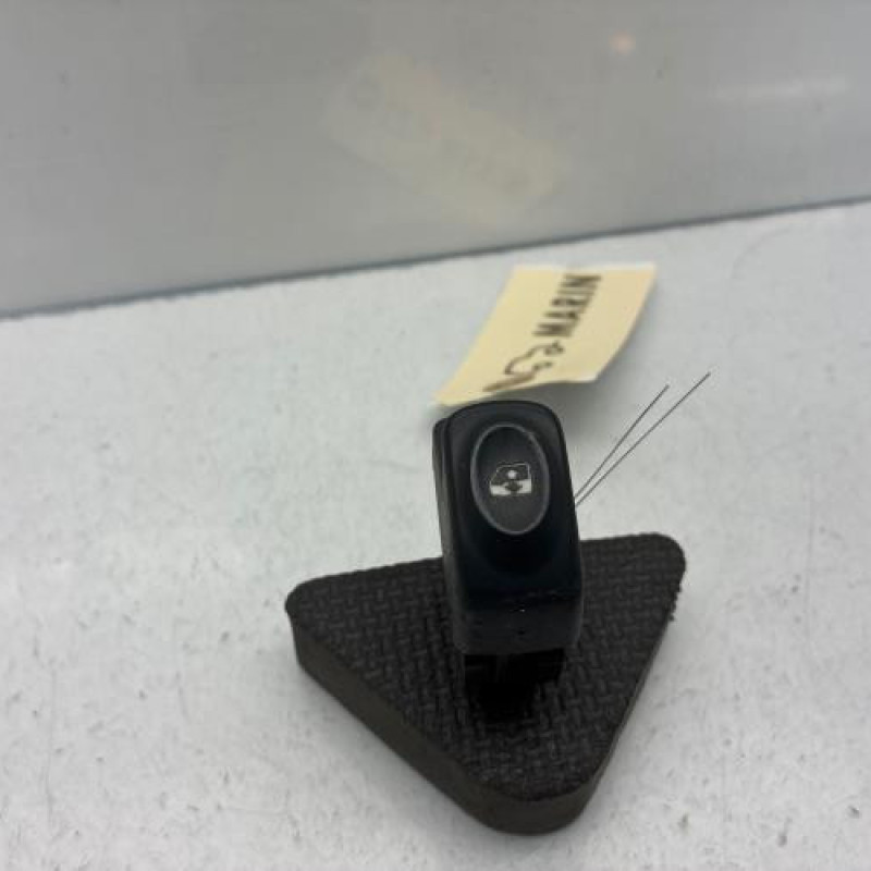 Interrupteur de leve vitre avant gauche RENAULT MEGANE 1 Photo n°1