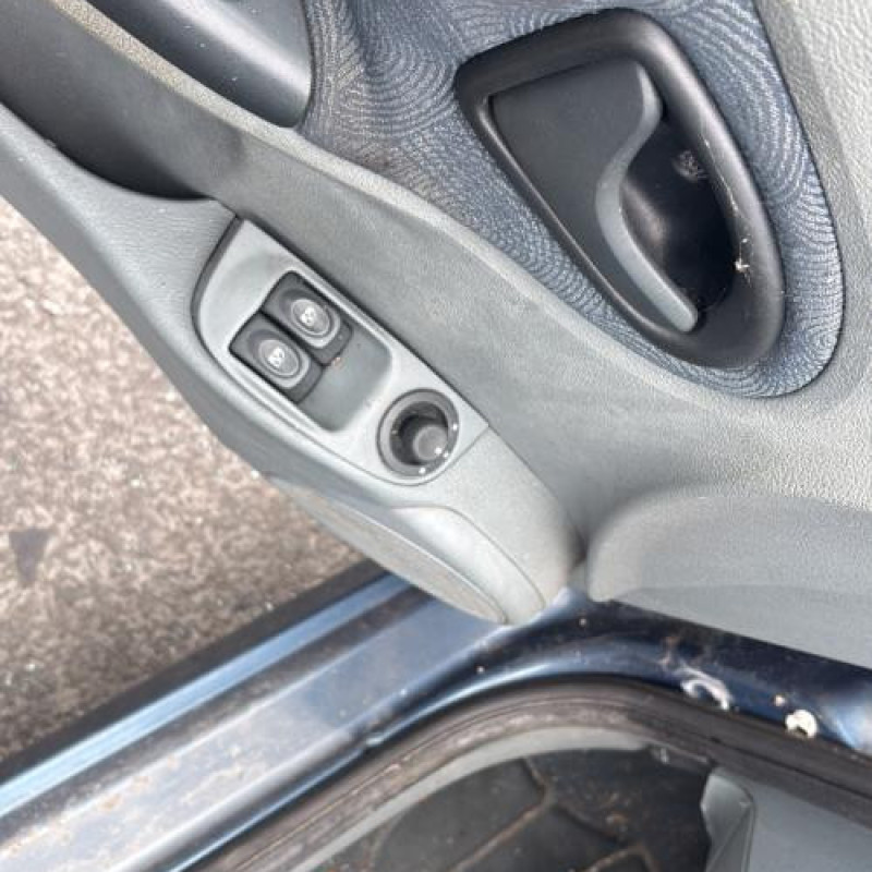 Interrupteur de leve vitre avant gauche RENAULT MEGANE 1 Photo n°8
