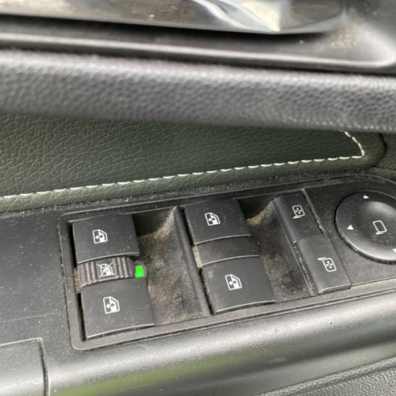 Calculateur moteur OPEL ZAFIRA B Photo n°12