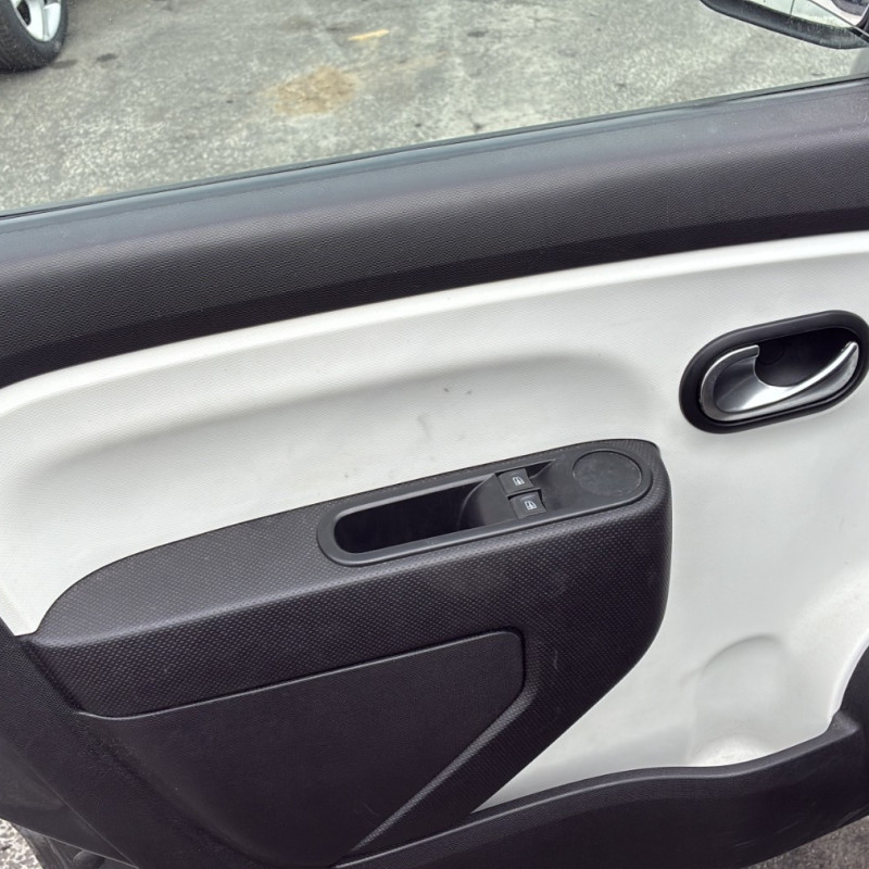 RENAULT TWINGO 3 PHASE 1 1.0i - 12V SCE 70 Photo n°9