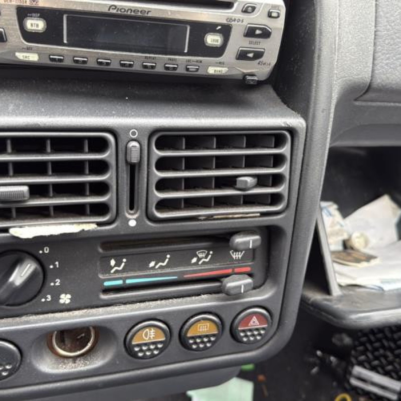 Poignee porte avant gauche PEUGEOT 106 Photo n°20