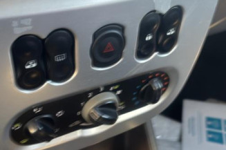 Poignee porte avant droit DACIA SANDERO 1