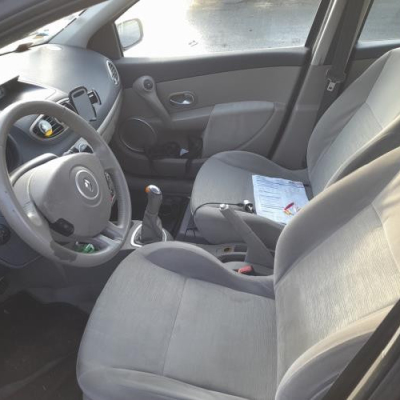 Attache ceinture arriere gauche RENAULT CLIO 3 Photo n°11