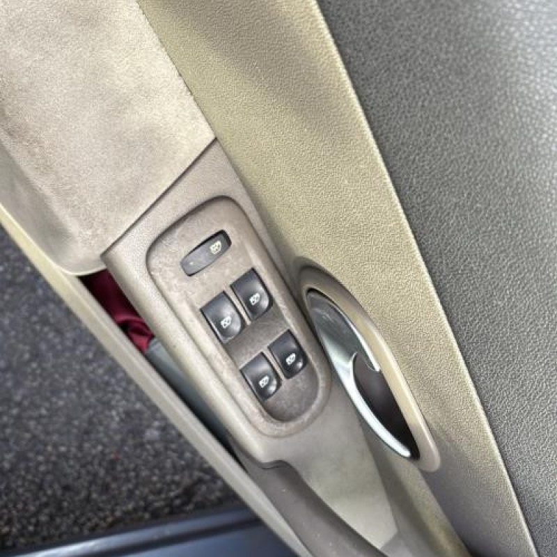 Attache ceinture arriere gauche RENAULT CLIO 3 Photo n°19