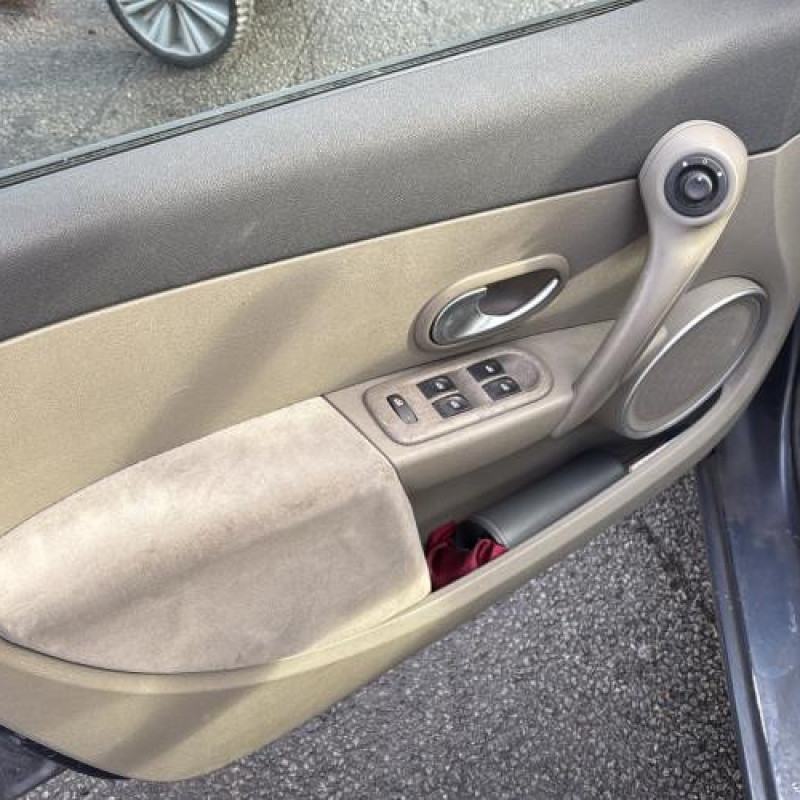 Eclairage de plaque RENAULT CLIO 3 Photo n°17