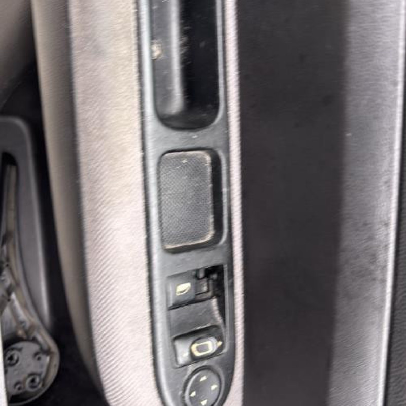 Attache ceinture arriere droit PEUGEOT 307 Photo n°15