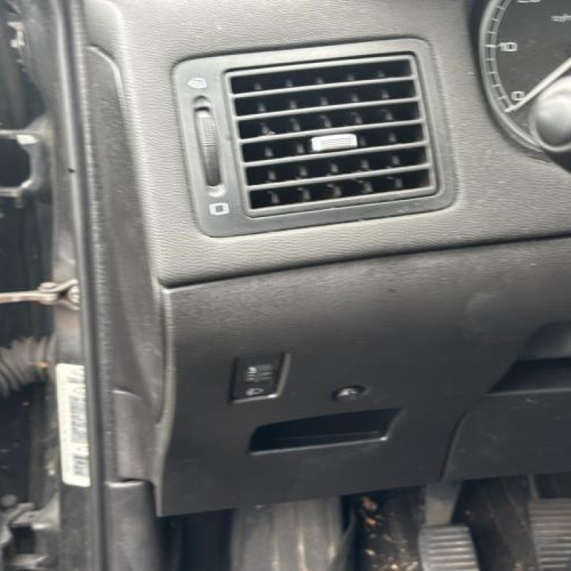 Attache ceinture arriere droit PEUGEOT 307 Photo n°20