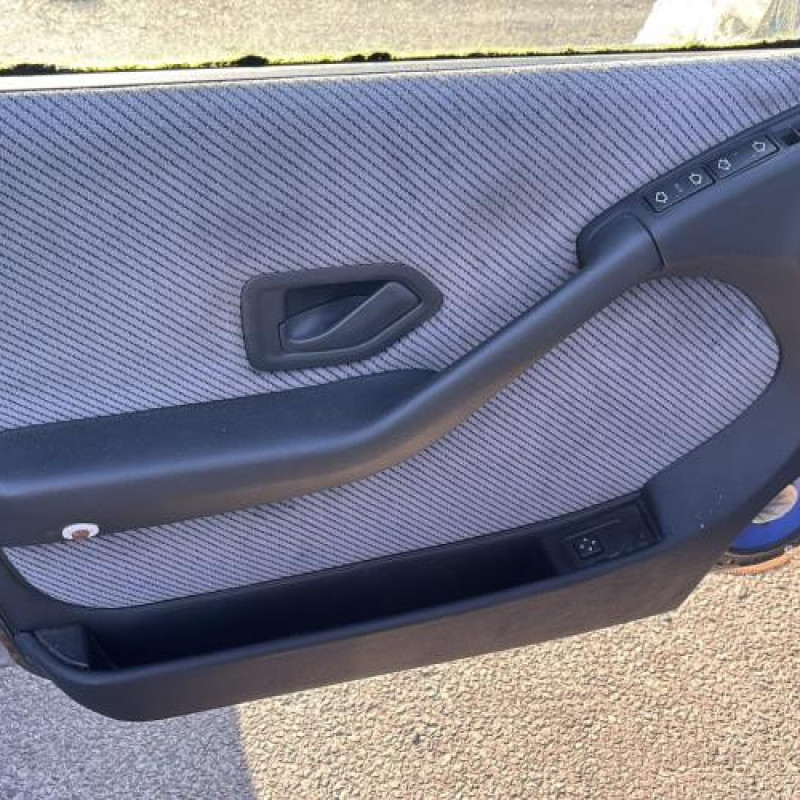 Leve vitre electrique avant gauche PEUGEOT 405 Photo n°14