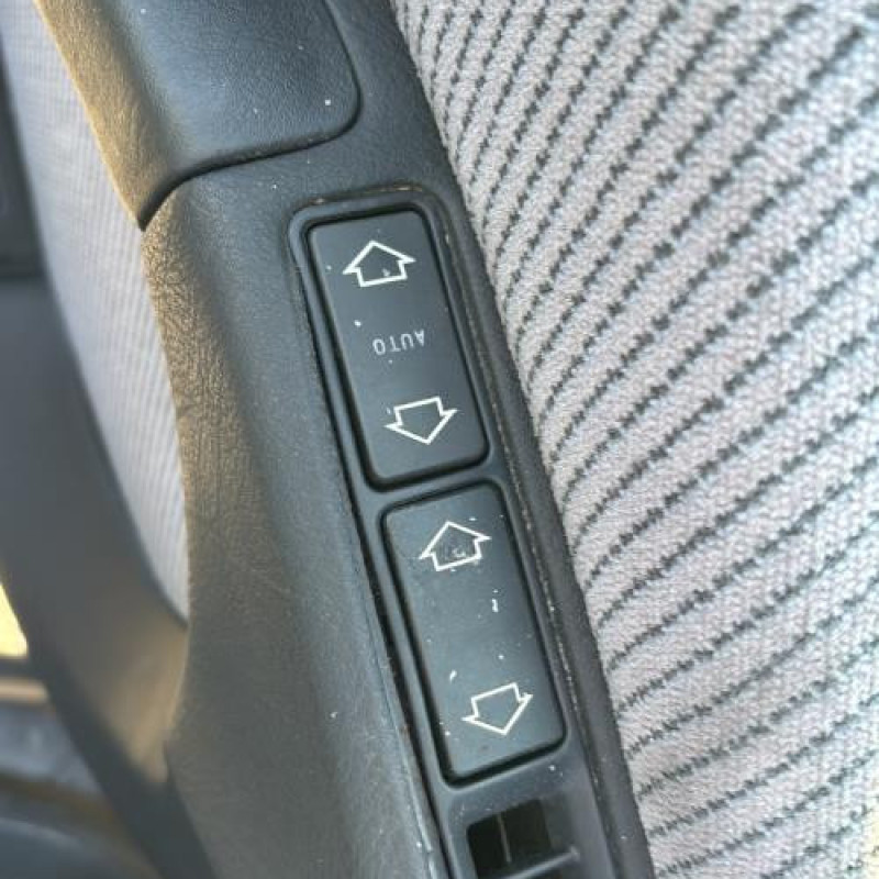 Leve vitre electrique avant gauche PEUGEOT 405 Photo n°15